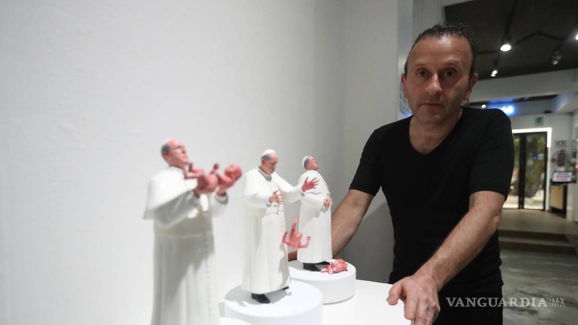 $!El artista chileno Pablo Maire posa junto a la escultura “Chao tradicion” en la Ciudad de México (México).