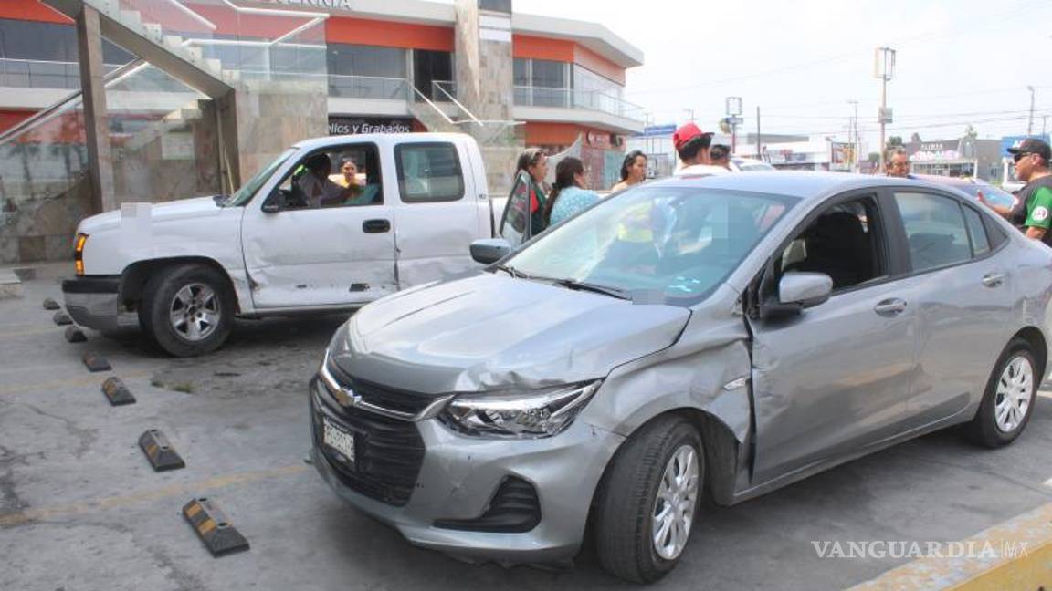 $!Tres vehículos resultaron dañados tras la maniobra indebida de la conductora.