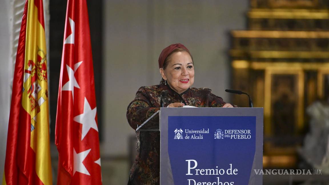 $!La coordinadora y fundadora de la ONG mexicana Colectivo de Familiares por Nuestros Desaparecidos de Jalisco (FUNDEJ), María Guadalupe Aguilar (2i), interviene tras recoger premio.