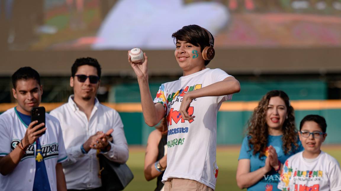 $!Diego Alejandro Martínez Rueda realizó el primer lanzamiento del juego ante una ovación de los asistentes.