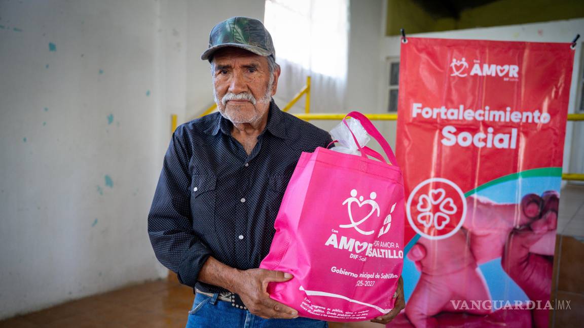$!Cada beneficiario recibió cuatro paquetes con productos básicos para mejorar su alimentación y la de su familia.