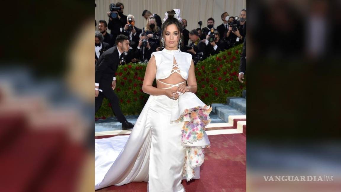 $!La cantante Camila Cabello lució un vestido hecho de materiales sustentables.