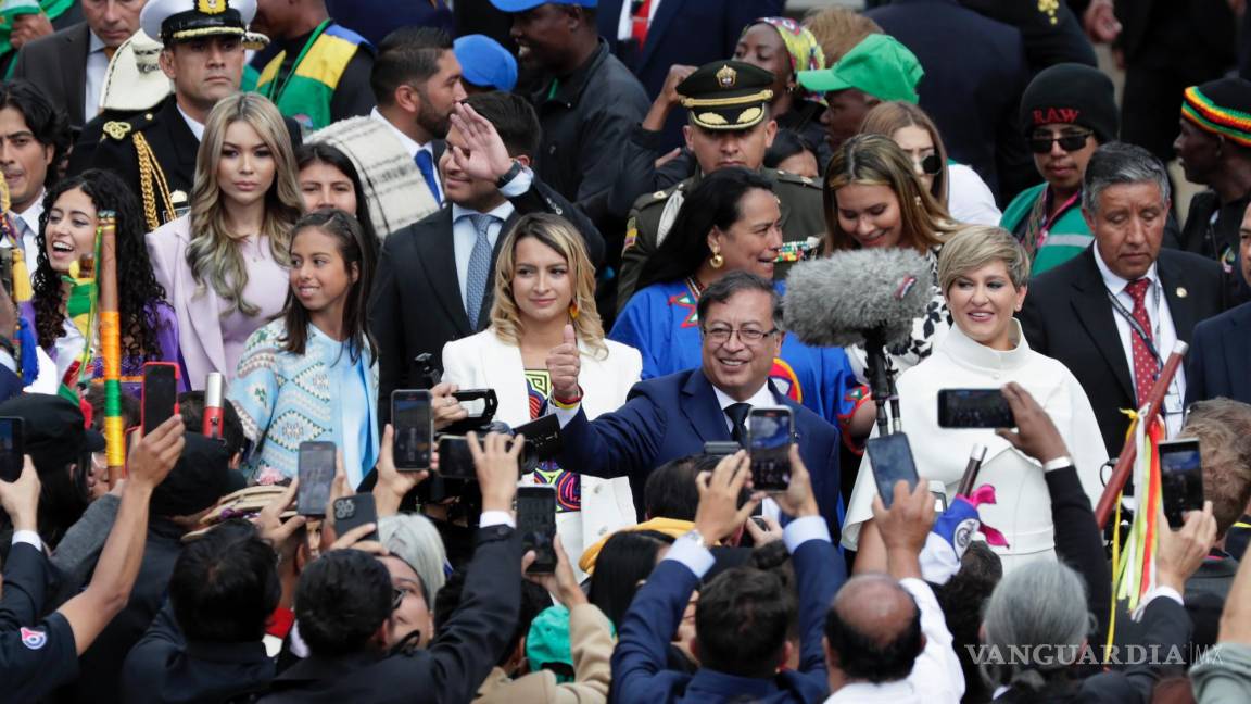 $!El presidente de Colombia Gustavo Petro y esposa Verónica Alcócer llegan para la ceremonia de Investidura de Gustavo Petro en la Plaza Bolívar de Bogotá, Colombia.