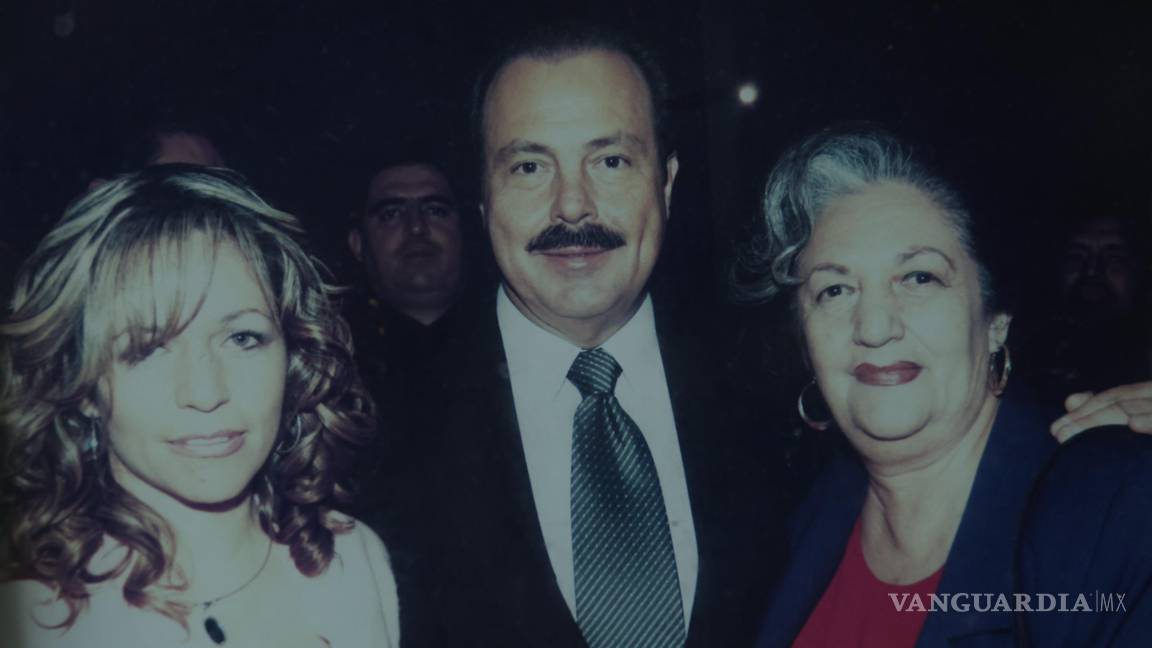 $!Con su característico mechón blanco, Nohemí posó junto a políticos y artistas que visitaban su famoso restaurante.