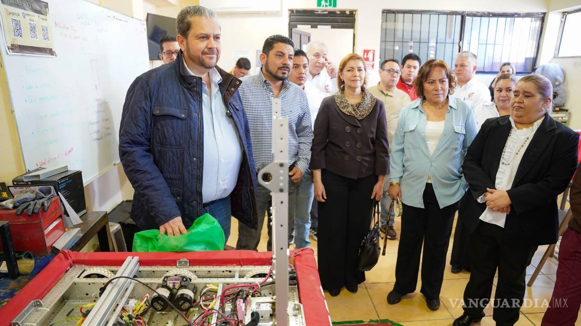 $!Durante el evento, recorrió los talleres del plantel y elogió los logros de los estudiantes en áreas como robótica e ingeniería.
