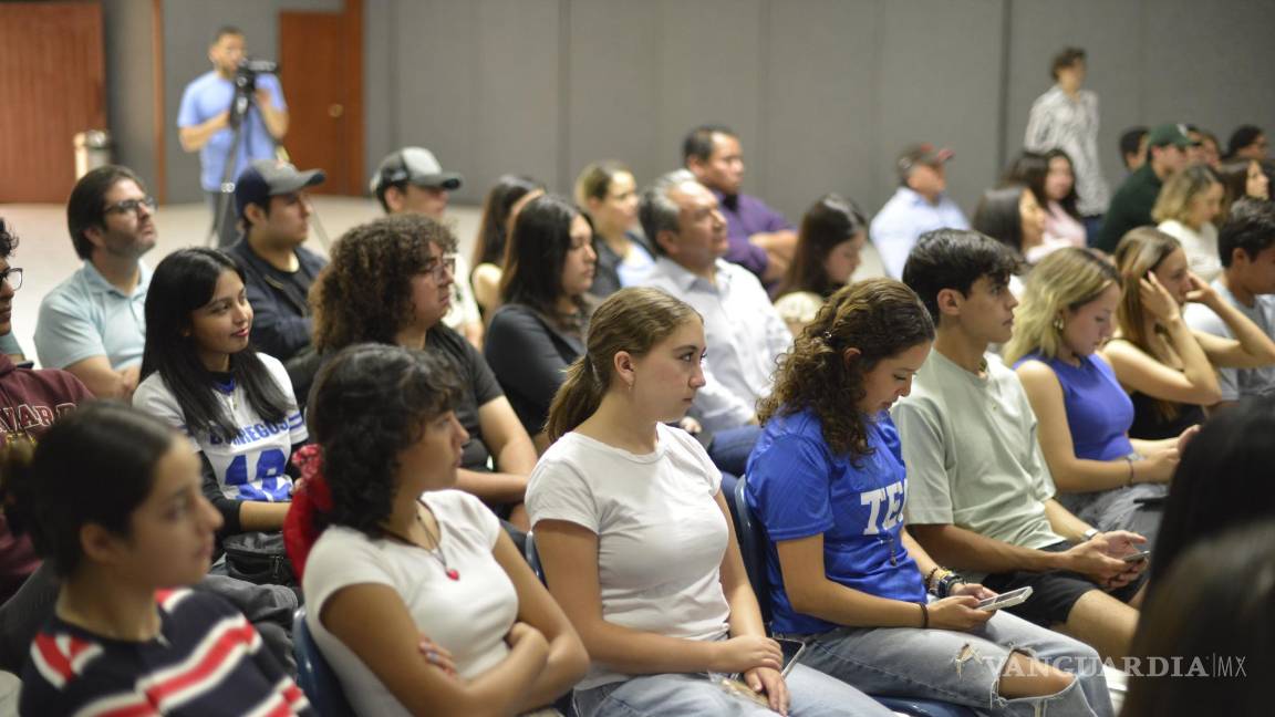 $!Aguilar destacó la posibilidad de crear conciencias artificiales, lo que podría replantear la comprensión de la mente humana.