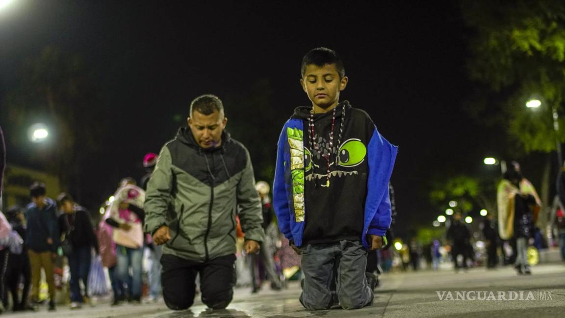 $!Los peregrinos caminan de rodillas en un acto de devoción al llegar a la Basílica de Guadalupe en la Ciudad de México.