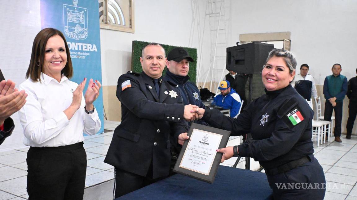 $!Un total de 34 cadetes, de los cuales seis son mujeres, recibieron sus constancias del Curso de Formación Inicial, en un acto emotivo celebrado durante la conmemoración del Día del Policía.
