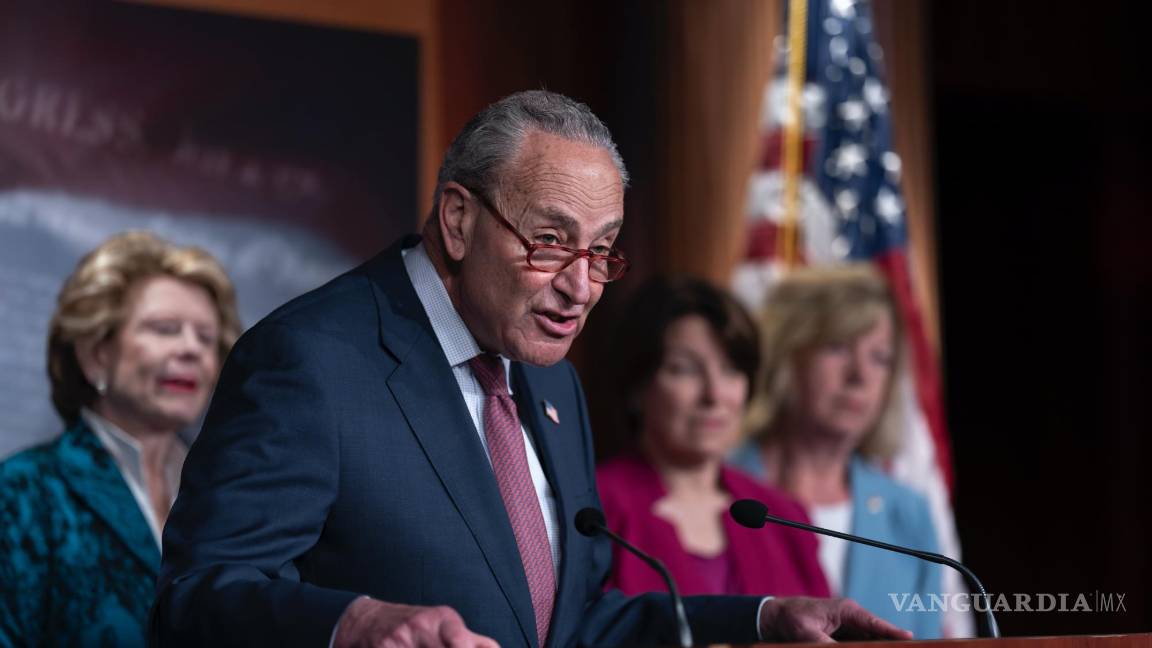 $!El líder de la mayoría en el Senado, Chuck Schumer, conmemora el primer aniversario de que se anuló el derecho al aborto en el Capitolio de Washington.