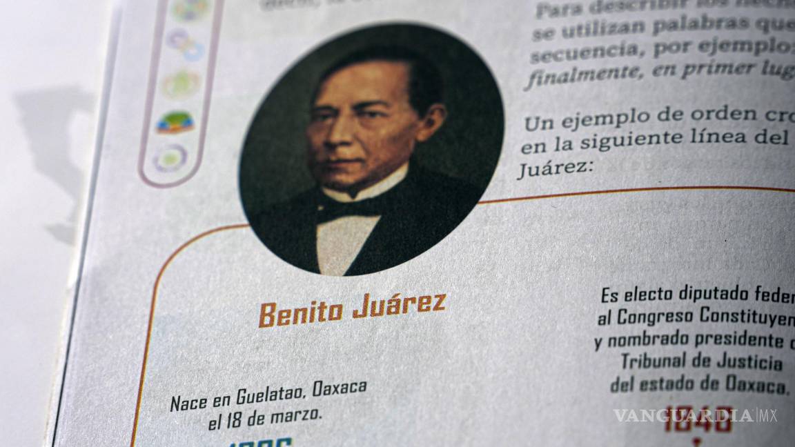 $!Una copia de un nuevo libro de texto de cuarto grado escrito por el gobierno tiene la fecha incorrecta del nacimiento del difunto presidente de México, Benito Juárez | Foto: AP