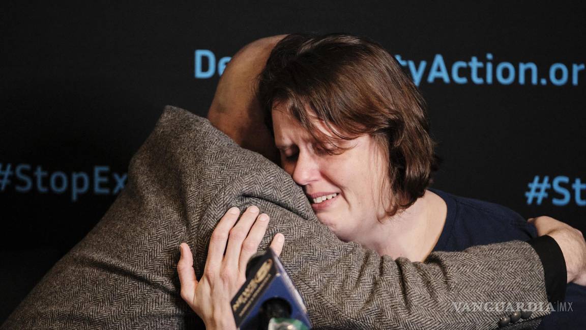 $!El reverendo Dr. Jeff Hood, asesor espiritual de Kenneth Eugene Smith, consuela a la esposa de Smith, Deanna Smith en Atmore, Alabama.