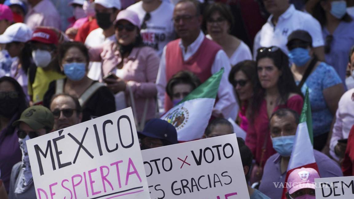 $!Organizaciones ciudadanas marchan en apoyo al INE mientras el presidente Andrés Manuel López Obrador presiona para reformarlo, en la Ciudad de México.