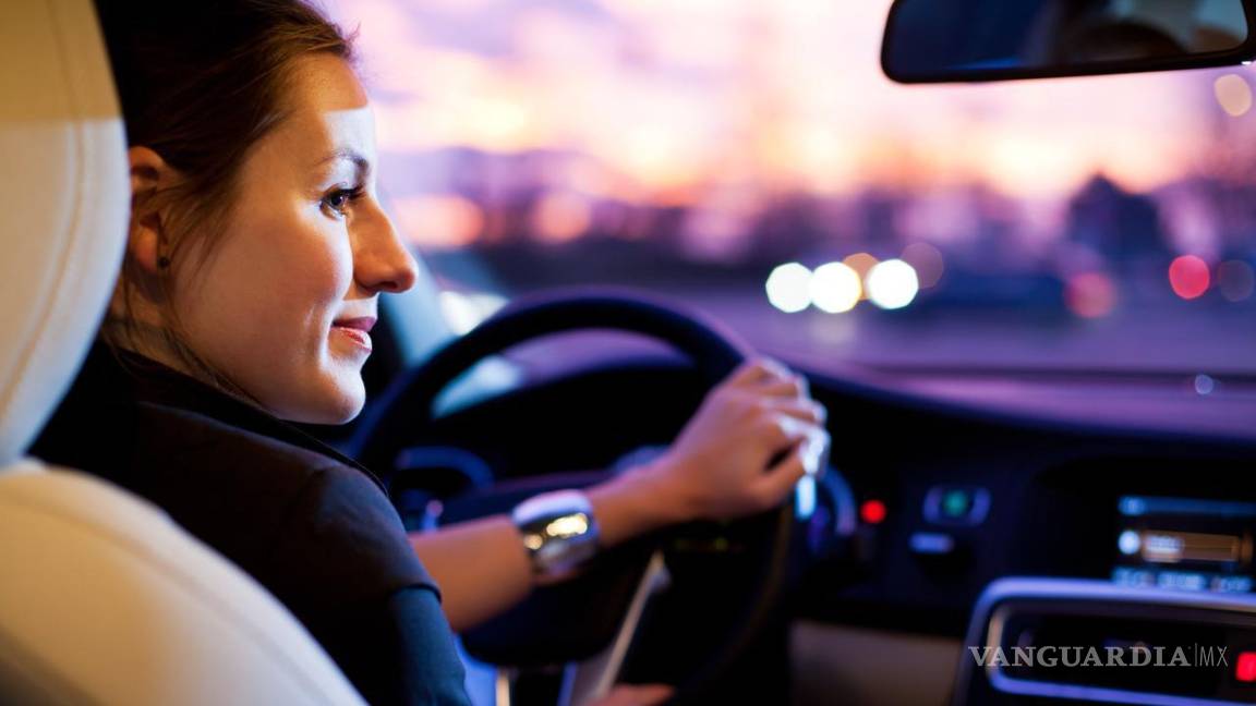 $!Las mujeres al volante son mucho más cuidadosas y responsables al manejar, desafiando los mitos de la conducción.