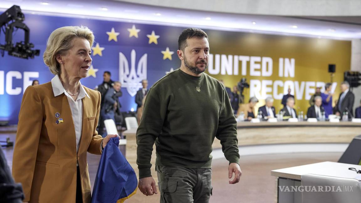 $!La presidenta de la Comisión Europea, Ursula von der Leyen, con una bandera de Ucrania camina junto al presidente del país, Volodymyr Zelenskyy en Kiev.