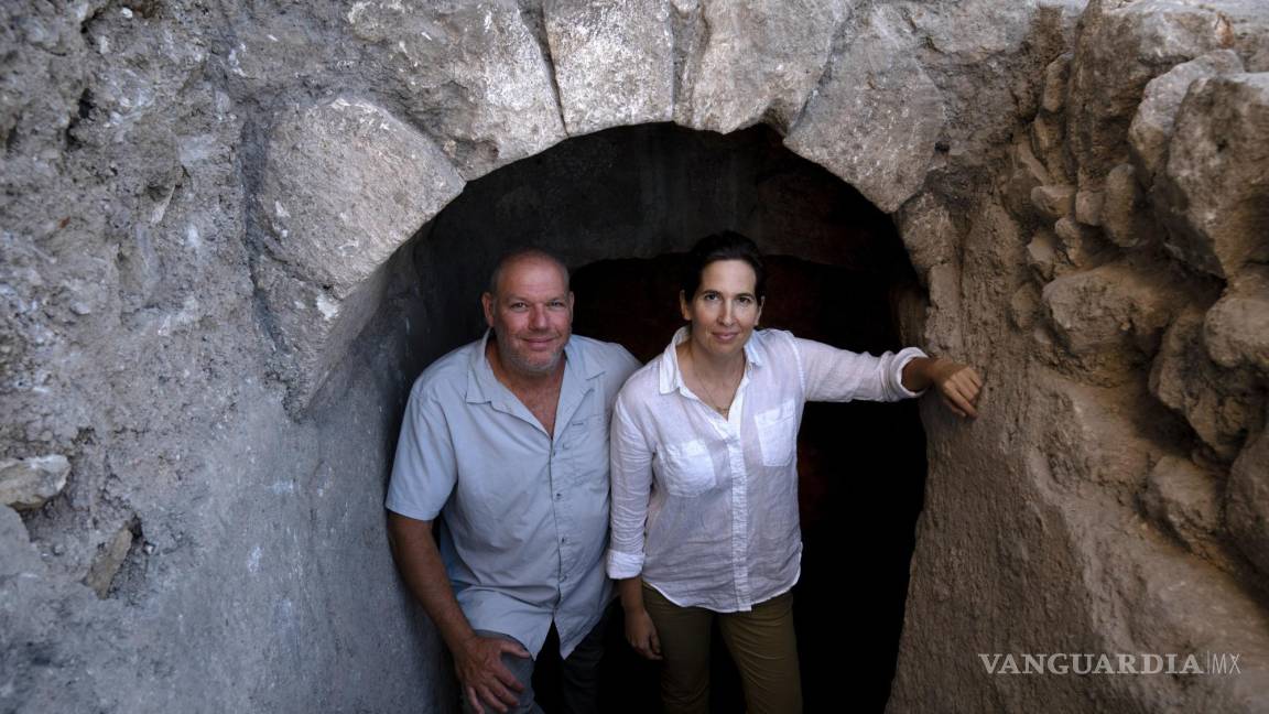 $!Los arqueólogos de la Universidad Hebrea, el Dr. Oren Gutfeld y Michal Haber, en el sitio de un baño ritual judío o mikve, en la Ciudad Vieja de Jerusalén.