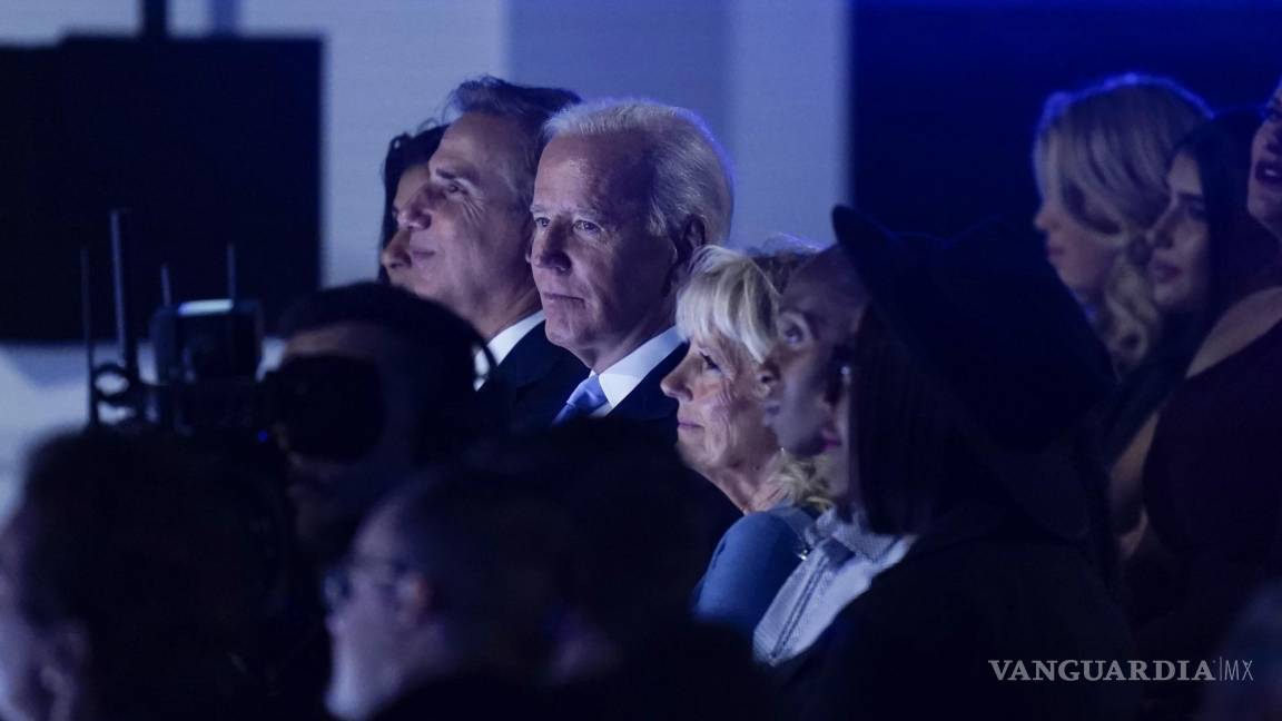 $!El presidente Joe Biden y la primera dama Jill Biden observan la actuación de Elton John en el jardín sur de la Casa Blanca en Washington.