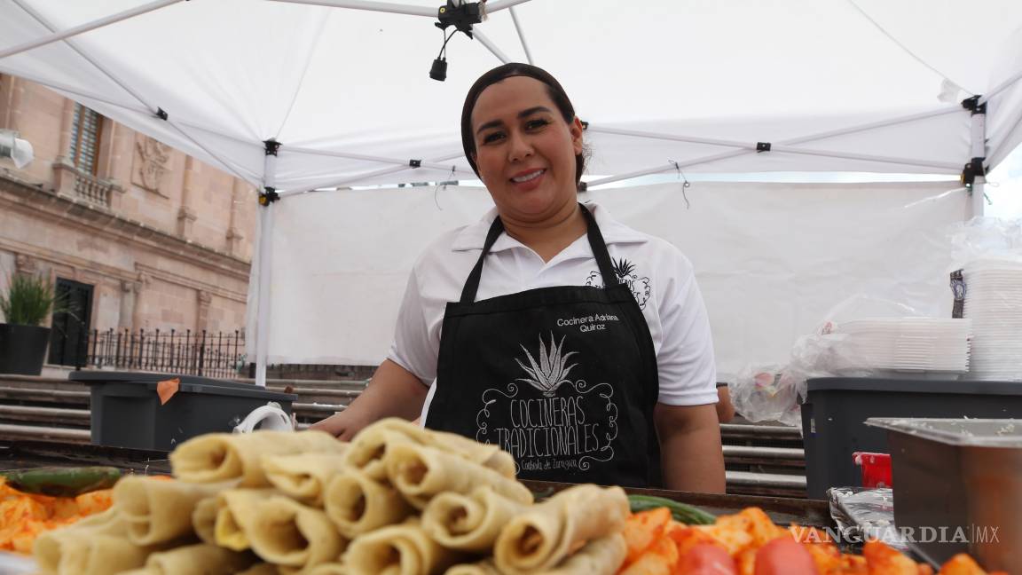 $!Las Cocineras Tradicionales ofrecieron platillos típicos que conquistaron paladares en la Plaza Nueva Tlaxcala.