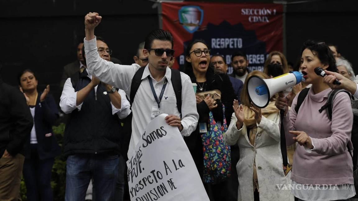 $!Manifestación de trabajadores de la Suprema Corte de Justicia de la Nación para exigir derechos laborales y contra la desaparición de 13 fideicomisos.