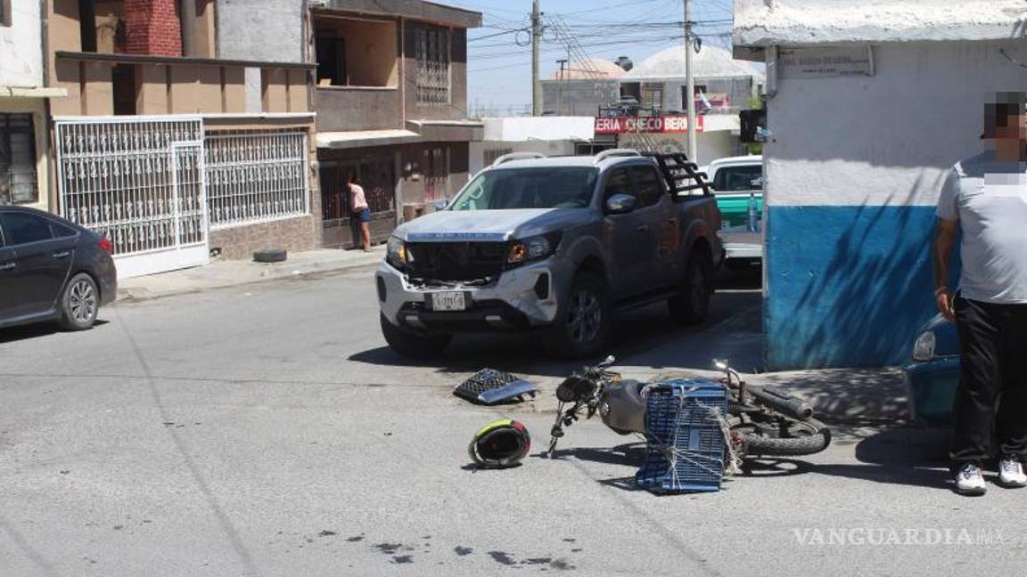 $!La camioneta Nissan Frontier no respetó el alto y colisionó con la motocicleta en la que viajaban padre e hijo.