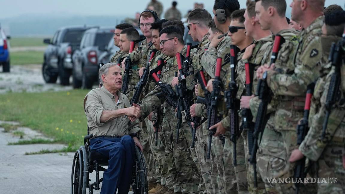 $!El gobernador de Texas, Greg Abbott le da la mano a los miembros de la Guardia Nacional en Austin, Texas.