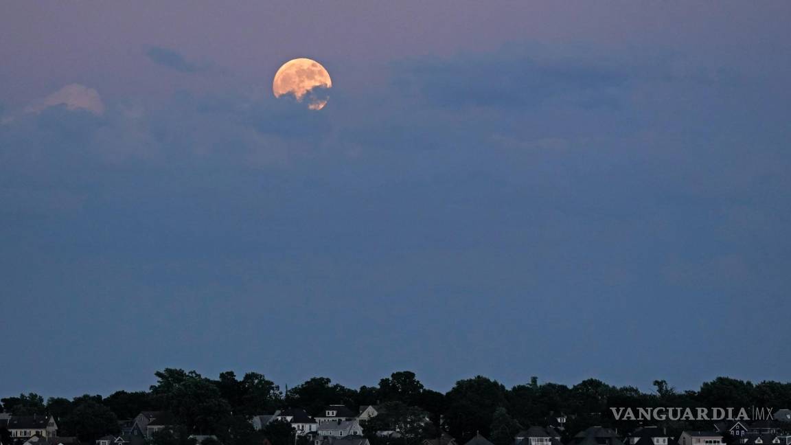 $!Vista de la luna que sale de las nubes en Winthrop, Massachusetts. Durante el fenómeno conocido como la “Luna de la fresa”.