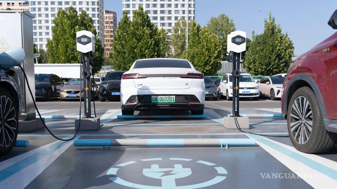 $!Esta fotografía muestra una estación de carga de vehículos eléctricos en Beijing.