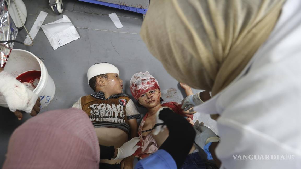 $!Niños palestinos heridos luego de un bombardeo israelí en la Franja de Gaza son atendidos en el Hospital de Al Aqsa, en Deir al Balah, el domingo 9 de junio de 2024.