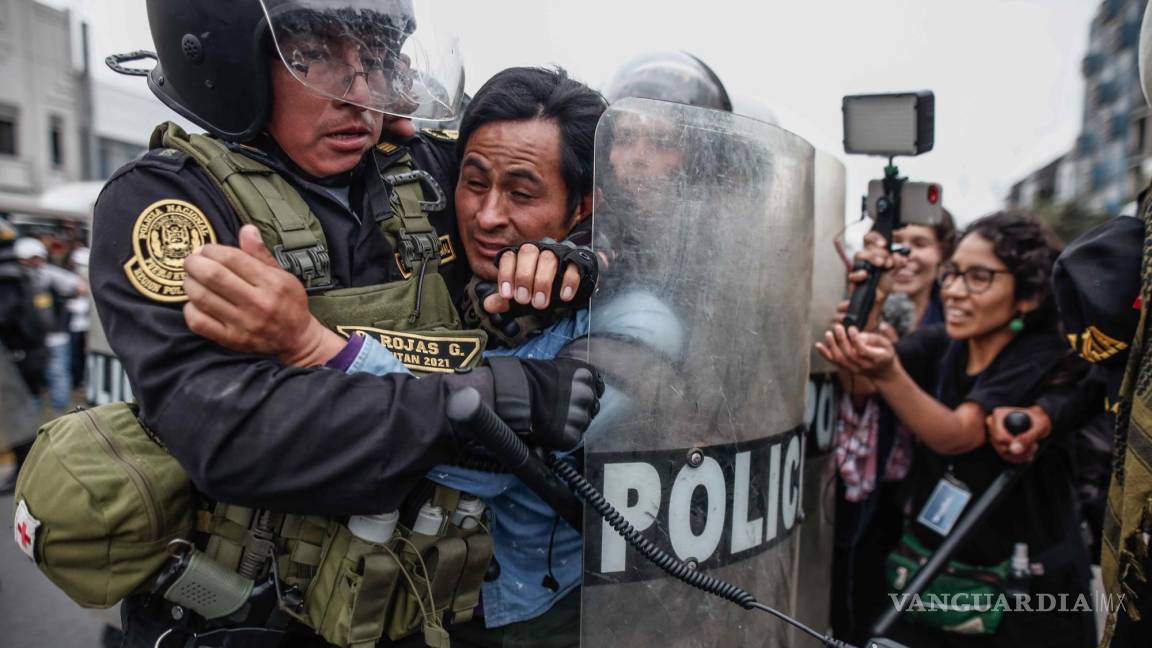 $!Manifestantes que respaldan al destituido presidente Pedro Castillo enfrentan a la Policía a las afueras de la Prefectura de Lima.