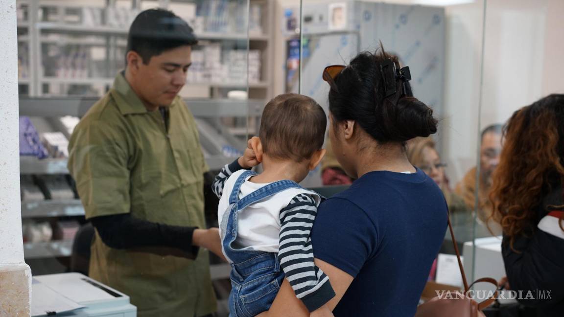 $!En el primer día de actividades, la farmacia lució abarrotada.