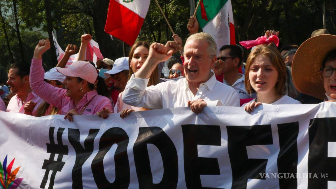 $!Ciudadanos marcharon en defensa del INE, ya que señalan que la Reforma Electoral promovida por el Ejecutivo, Andrés Manuel López Obrador, atenta contra la democracia y autonomía del Instituto Nacional Electoral.