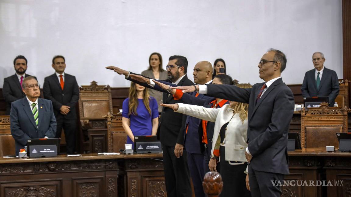 $!Toman protesta ante el Congreso del Estado.