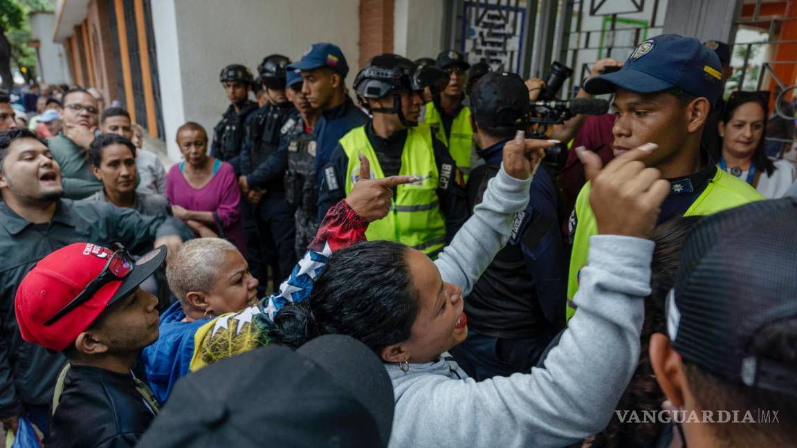 $!Un altercado entre partidarios del gobierno y observadores electorales de la oposición el domingo en Caracas.