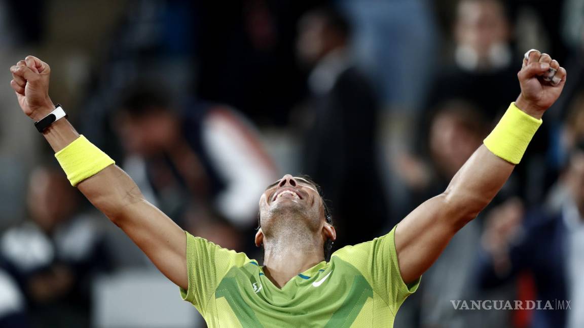 $!Rafael Nadal celebra su triunfo contra Novak Djokovic en su partido de cuartos de final masculino del torneo de tenis del Abierto de Francia en Roland Garros.