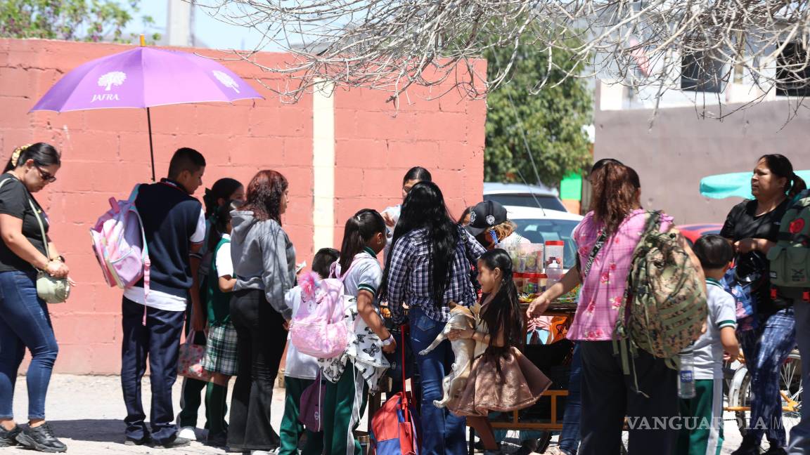 $!La reforma prohíbe la venta de comida chatarra dentro de los planteles, pero las autoridades municipales buscan regular también el comercio ambulante en sus alrededores.