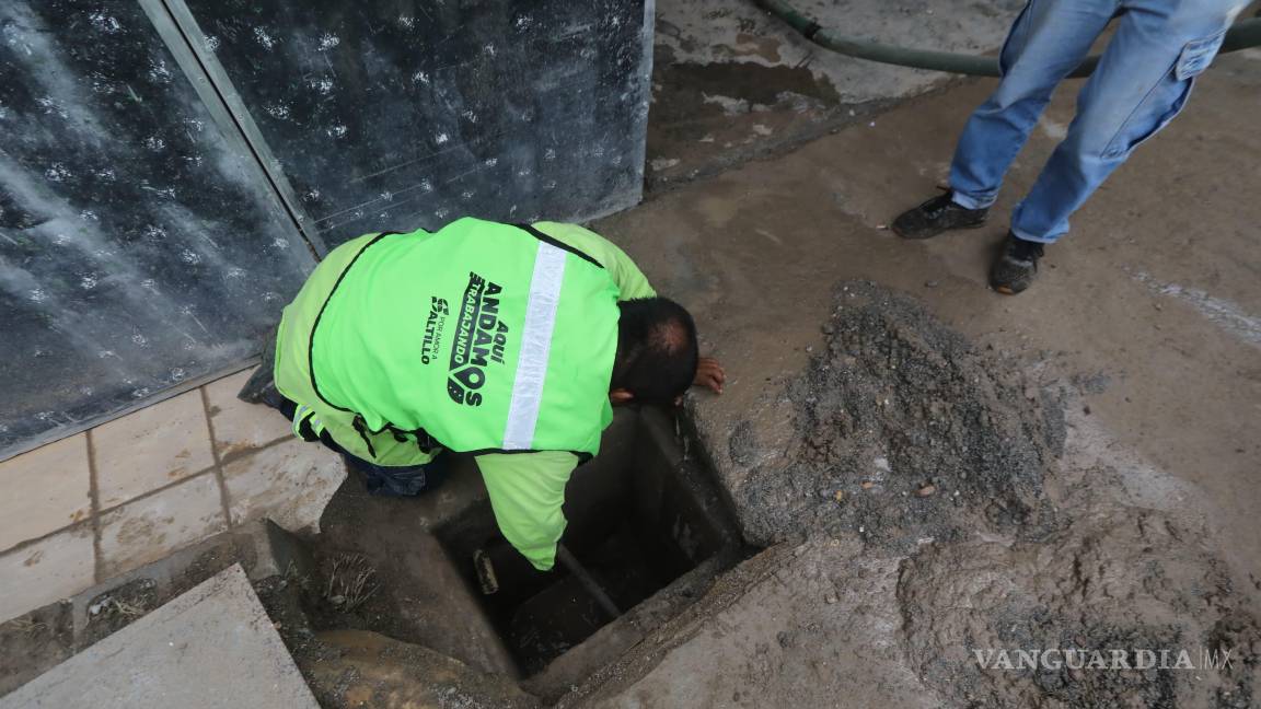 $!Personal municipal realizó trabajos de limpieza en calles del poniente de Saltillo, donde los escurrimientos arrastraron lodo y escombros.