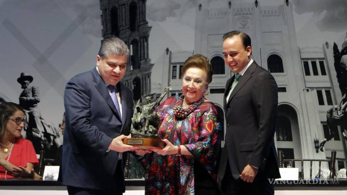 $!Graciela Garza Arocha recibió la Presea Saltillo en 2018 de manos del gobernador Miguel Ángel Riquelme.