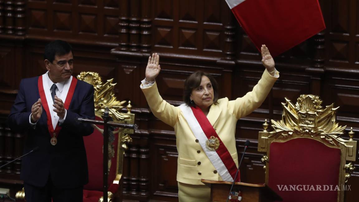 $!La abogada Dina Boluarte saluda tras ser juramentada como nueva presidenta del Perú por el presidente del Congreso, José Daniel Williams Zapata (i).