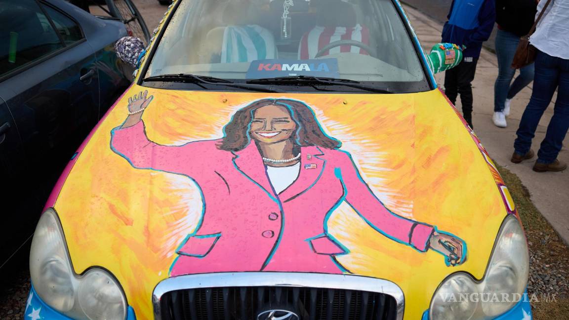 $!Un automóvil con una imagen de la candidata demócrata a la presidencia, la vicepresidenta de Estados Unidos, Kamala Harris en Ocotillo en Phoenix, Arizona.