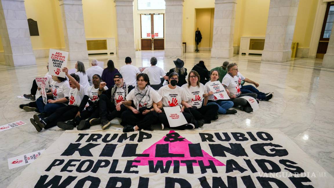 $!Manifestantes protesta es por los recortes al programa Pepfar de USAID diseñado para abordar la propagación del VIH/SIDA en el edificio Cannon del Capitolio.