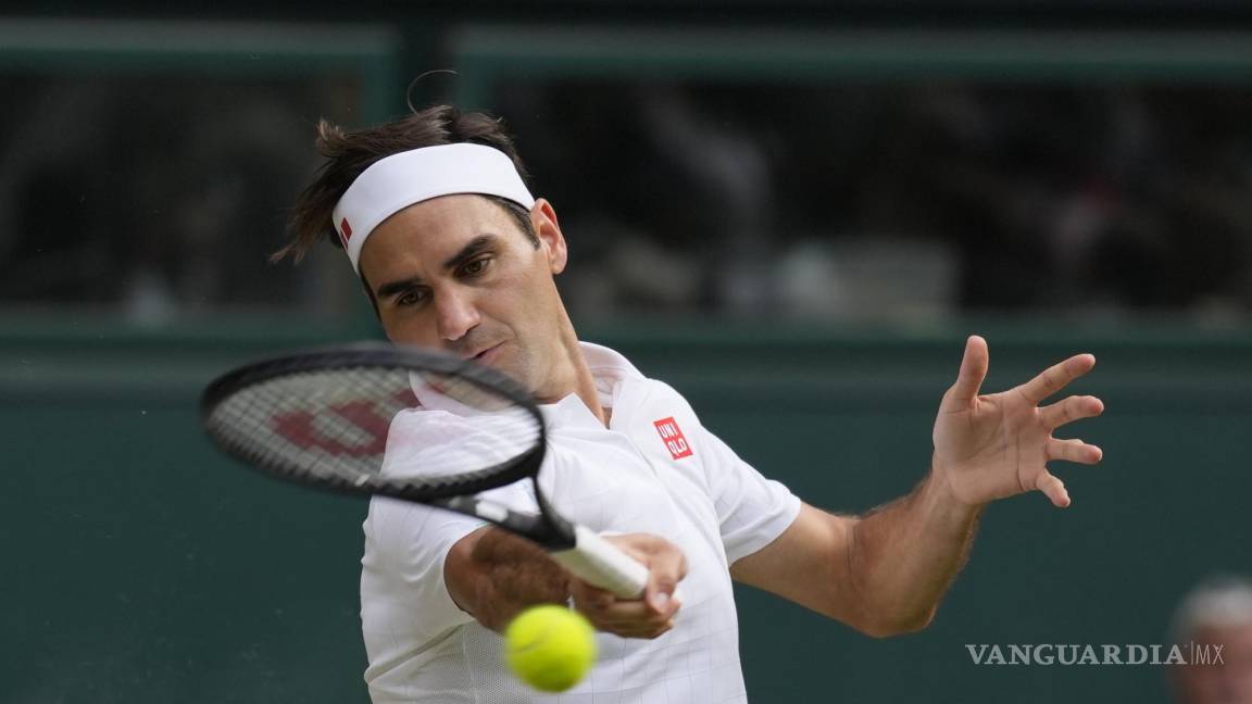 $!Roger Federer juega contra Hubert Hurkacz durante el partido de cuartos de final del Campeonato de Tenis de Wimbledon en Londres, el 7 de julio de 2021.