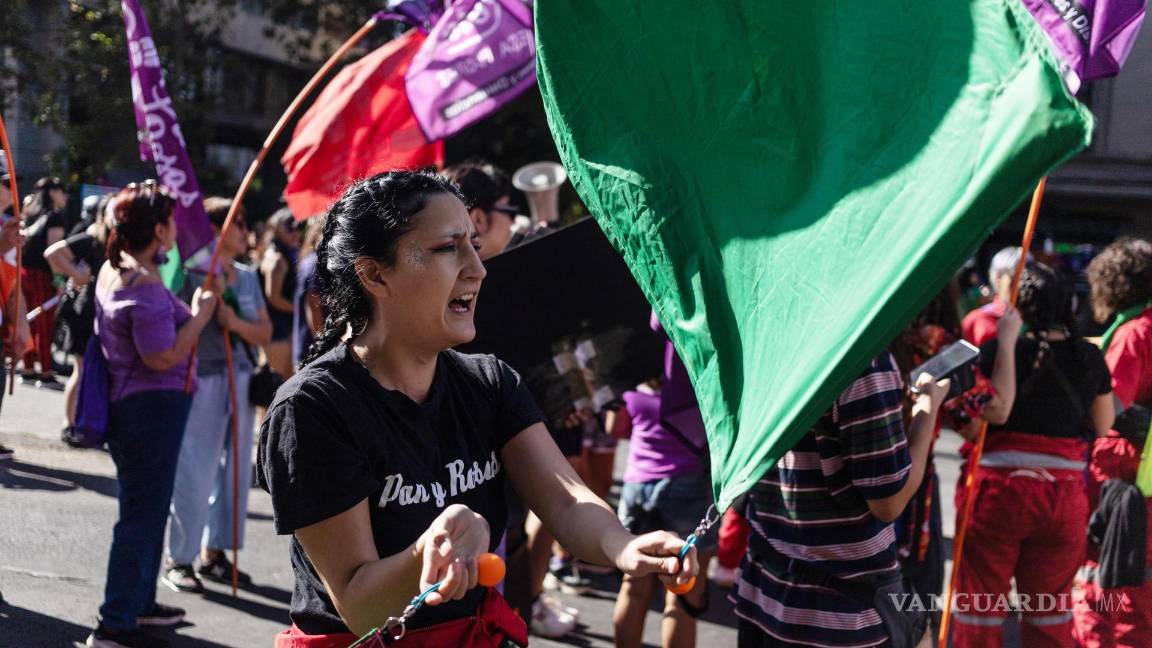 $!Una mujer participa en una manifestación por el Día Internacional de la Mujer, a las afueras del Centro Cultural Gabriela Mistral en Santiago, Chile.