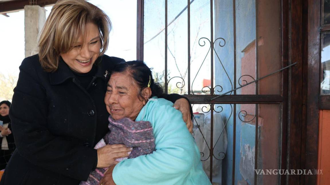 La alcaldesa de Sabinas, Diana Haro Martínez, brinda apoyo y solidaridad en temporada de frío