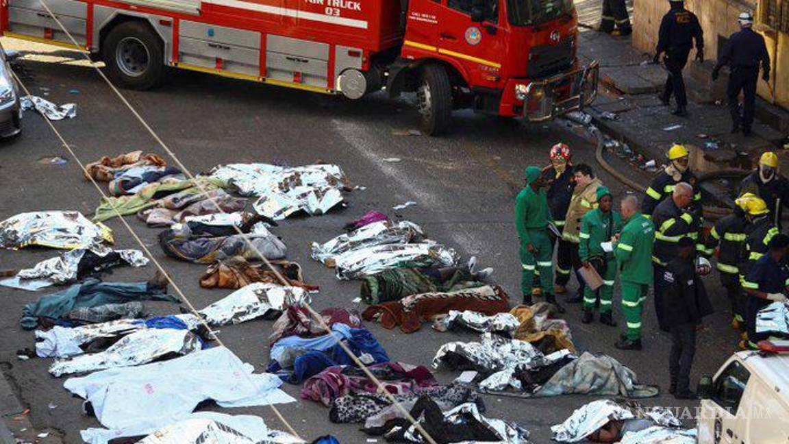 $!Más de 70 muertos deja incendio de edificio en Sudáfrica, serían gente sin hogar