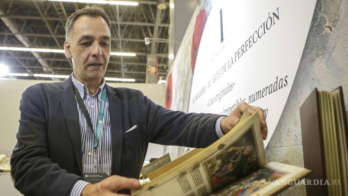 $!El representante de la editorial Moleiro, Diego de Urbiola, muestra libros históricos en el marco de la Feria Internacional del Libro de Guadalajara, en Jalisco (México).