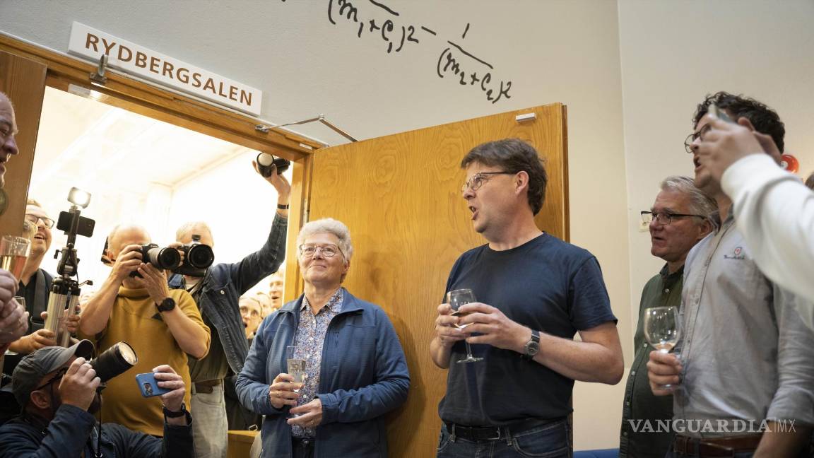 $!Anne L’Huillier, una de las ganadoras del Nobel de Física, celebra con estudiantes y colegas en la Universidad de Lund, en Lund, Suecia.