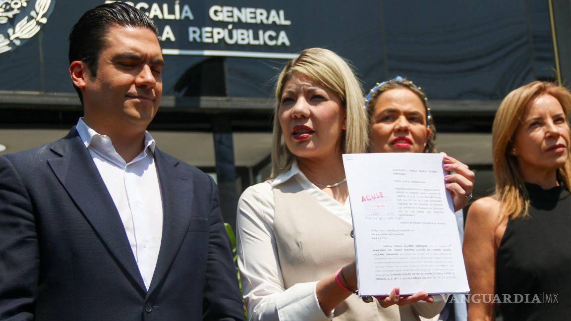 $!Panistas encabezados por Roberto Gil Zuarth y Jorge Romero; presentaron una denuncia de hechos ante la FGR, en contra de la Senadora de Morena por Chihuahua, Andrea Chávez.