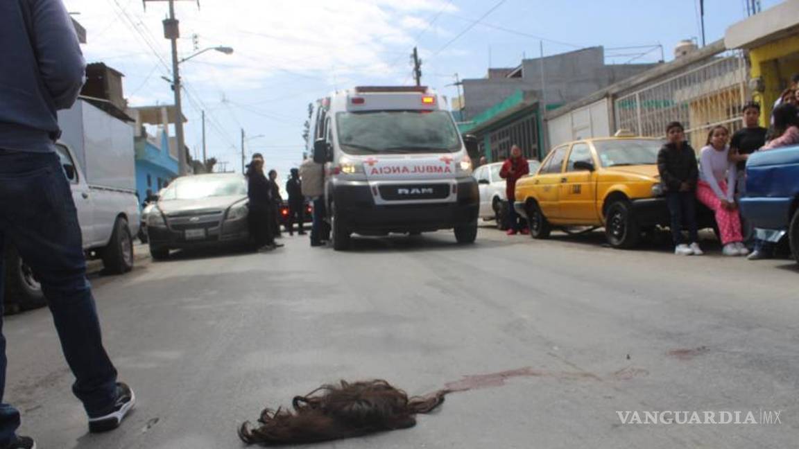 $!El accidente ocurrió sobre la avenida 20 de Noviembre, cuando la afectada presuntamente se lanzó al paso de una camioneta.