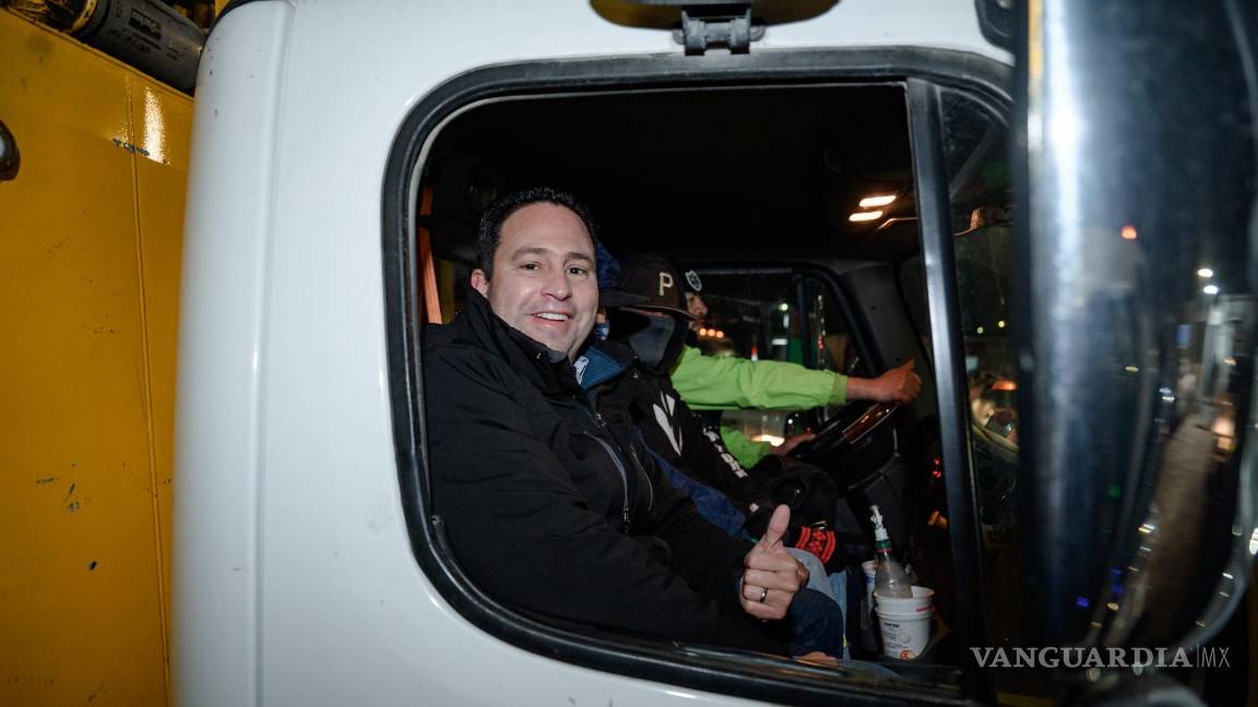 $!A bordo de la unidad 1835, el Alcalde de Saltillo recorrió una de las rutas de recolección.