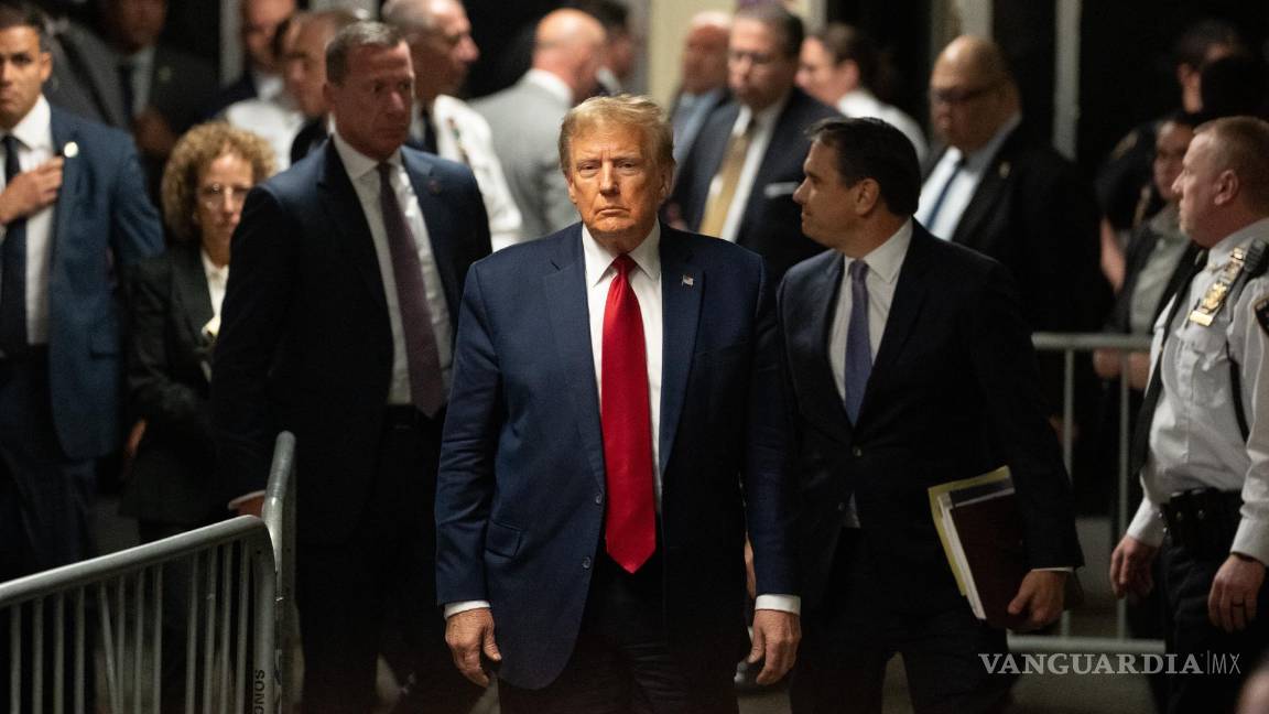 $!El ex residente estadounidense Donald J. Trump sale después de una audiencia previa al juicio por el presunto dinero pagado a Stormy Daniels en Nueva York.