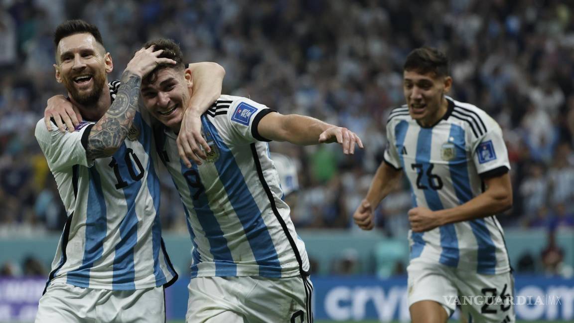 $!Messi y Julián Álvarez celebran la clasificación de Argentina a la final.